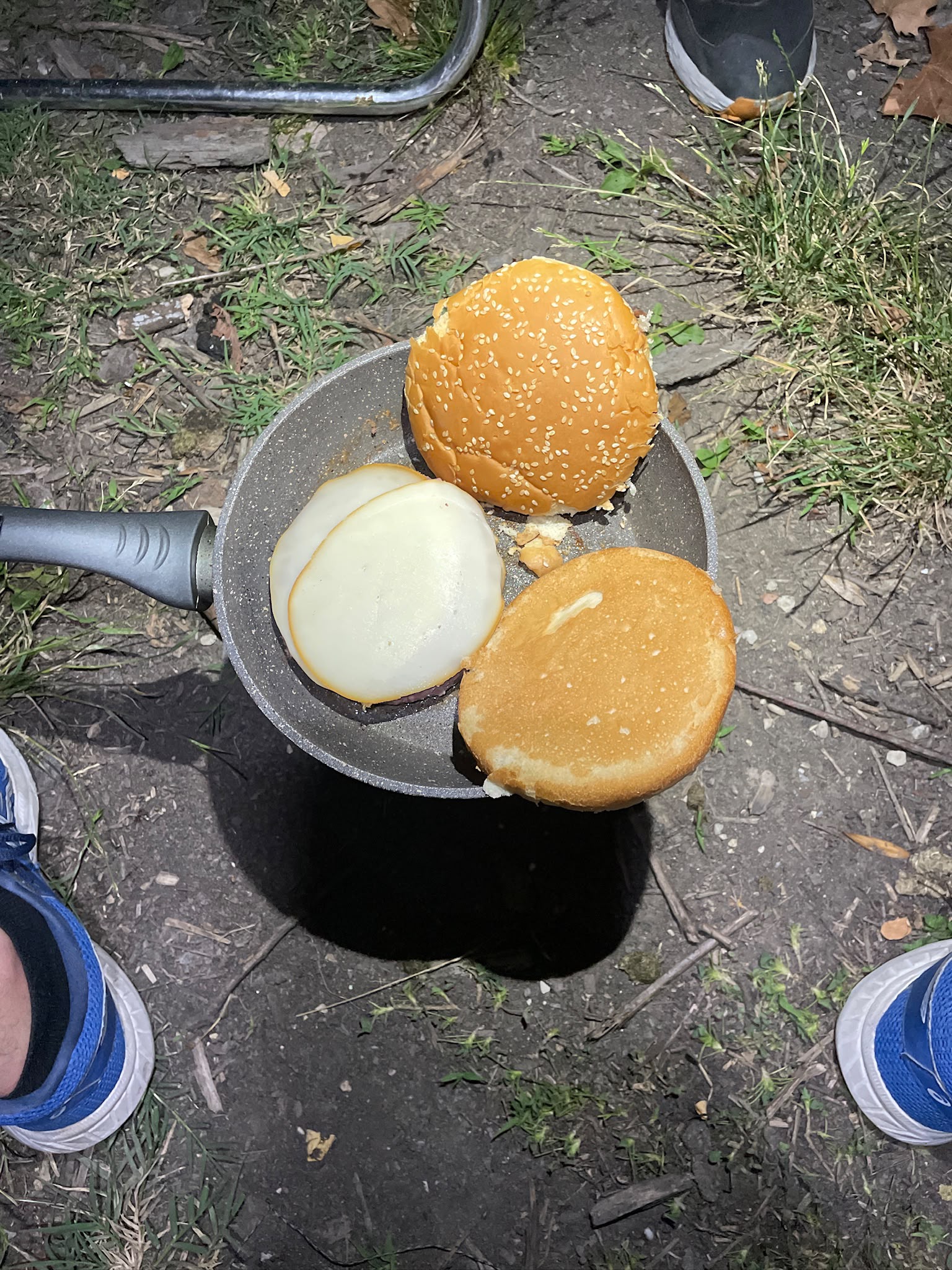 Cena in padella: hamburger a bordo lago