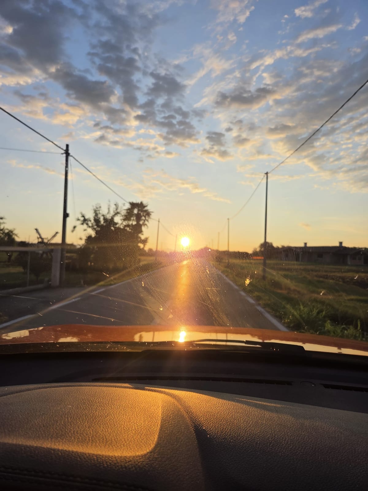 Sveglia all'alba e strada verso i laghi, il sole che spunta sul cruscotto