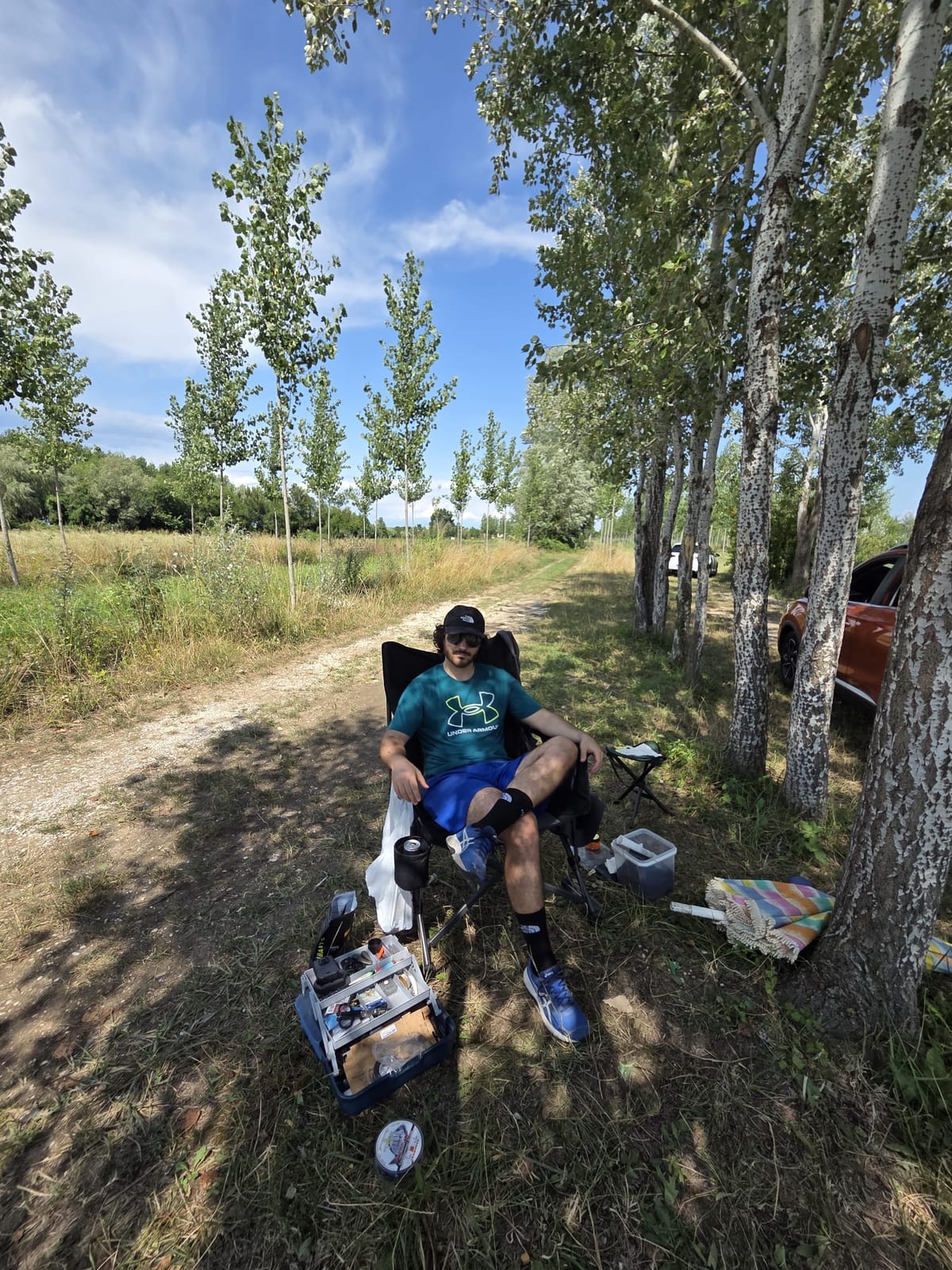 Dema passa a trovarmi a metà mattina, con tanto di birrette