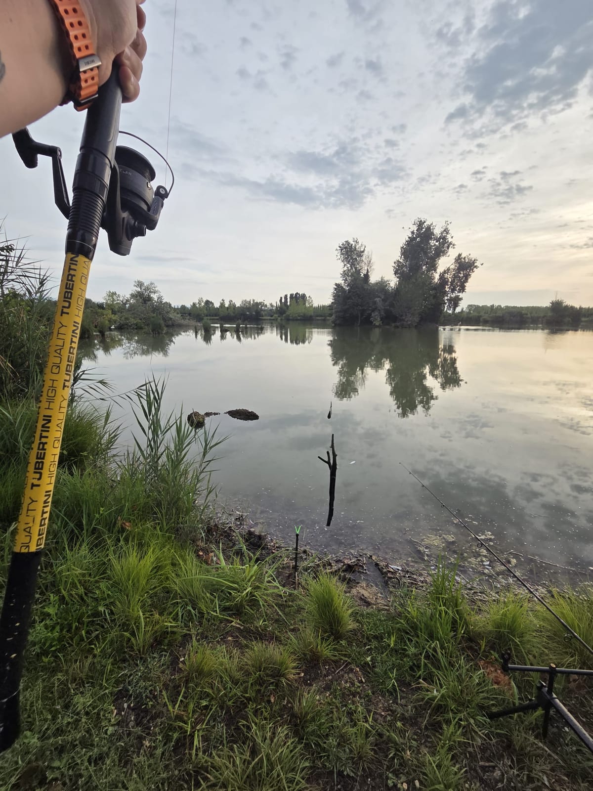 Primo pesce ramo della serata, proprio davanti alla postazione