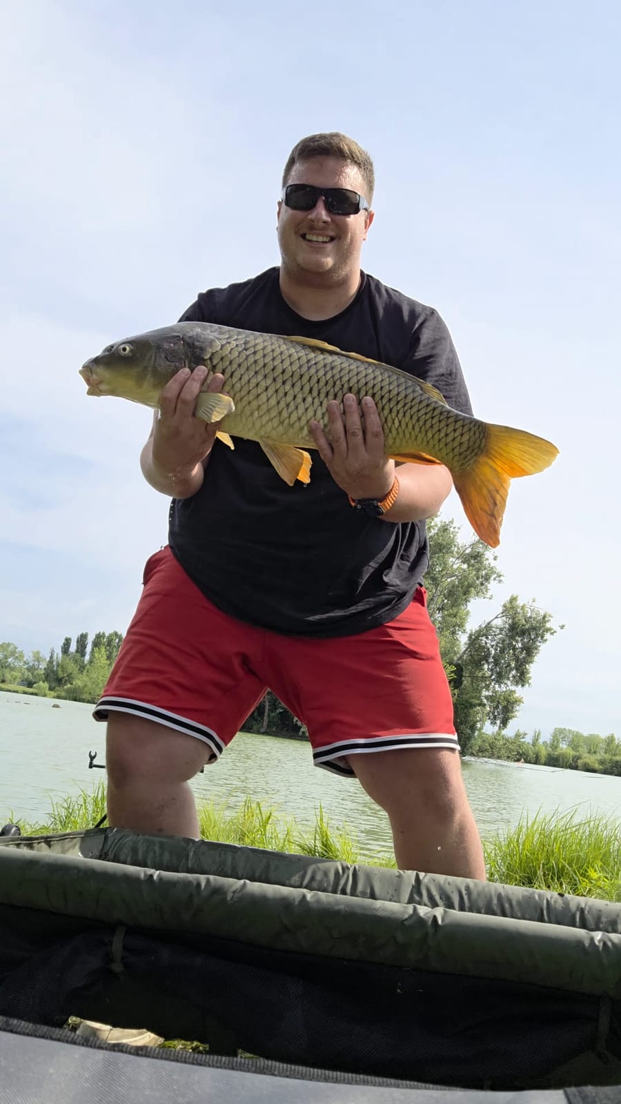 Carpa regina da 5,420 kg, la più affusolata della sessione: lunga e stretta, in mano sembra meno di quello che pesa.