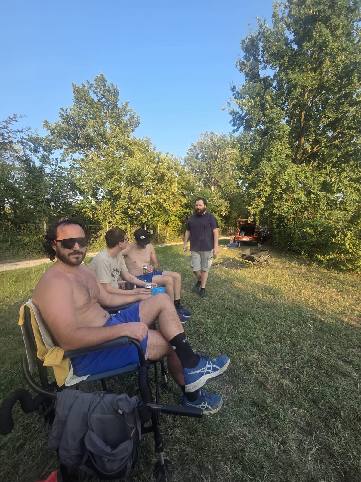 Fine giornata in postazione, birra in mano e canne in pesca