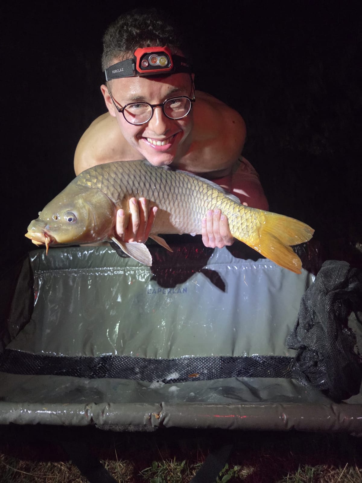 6,535 kg, il suo primo pesce, con la sua prima canna: comprata apposta e montata da lui.