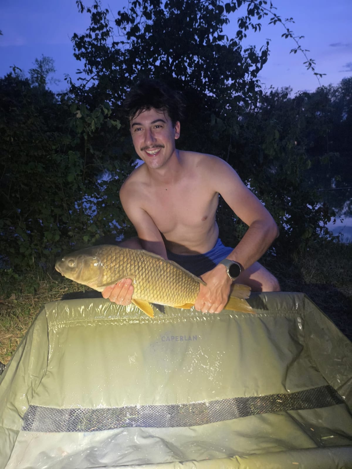 3,280 kg, la prima carpa della sua vita, alla terza uscita. Poi ne ha prese altre tre.