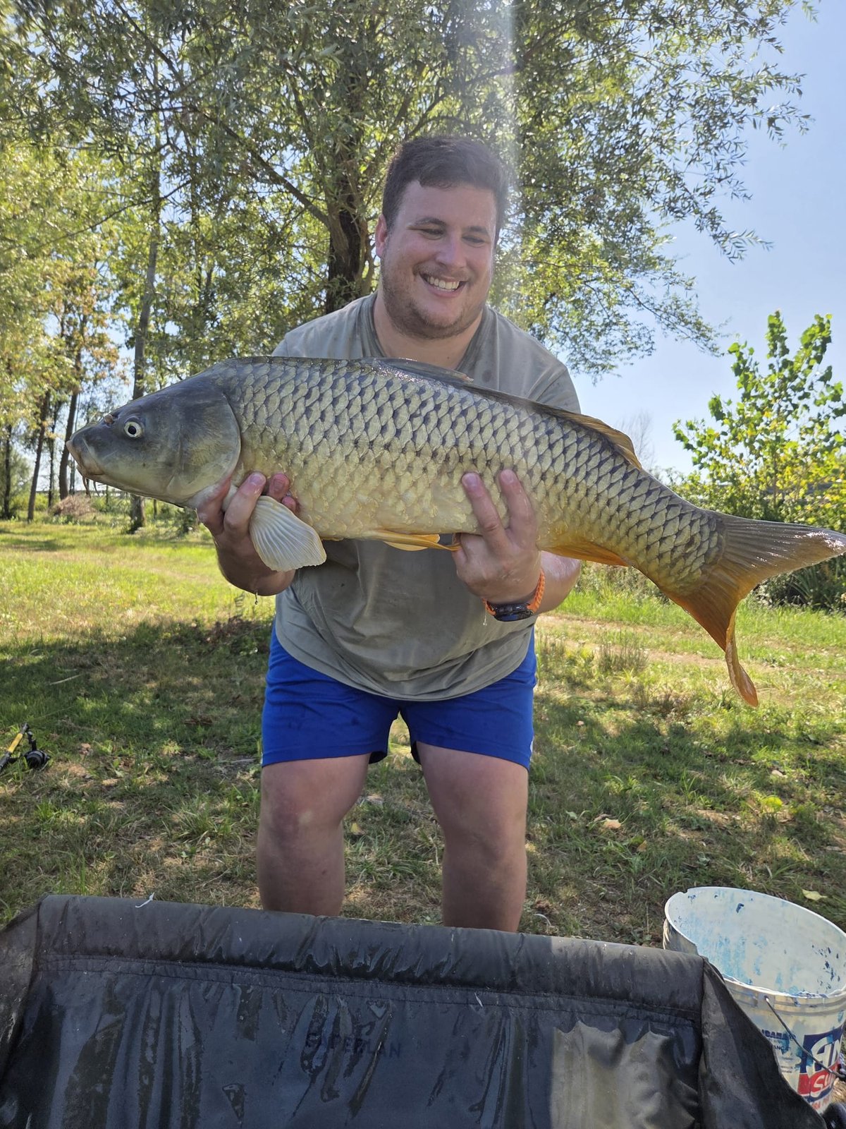 La più grossa della giornata, 8,295 kg, ed è lei la carpa della copertina.