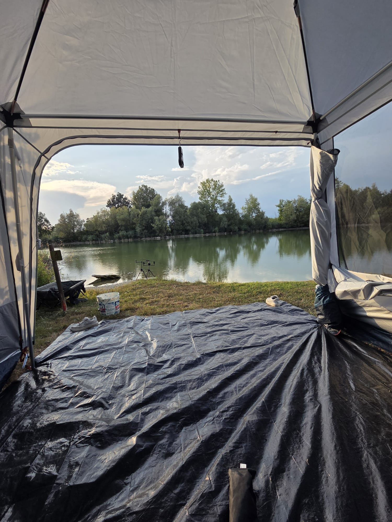La vista da dentro il gazebo: telo steso, scarpe fuori e il cartello della 4 sulla sinistra