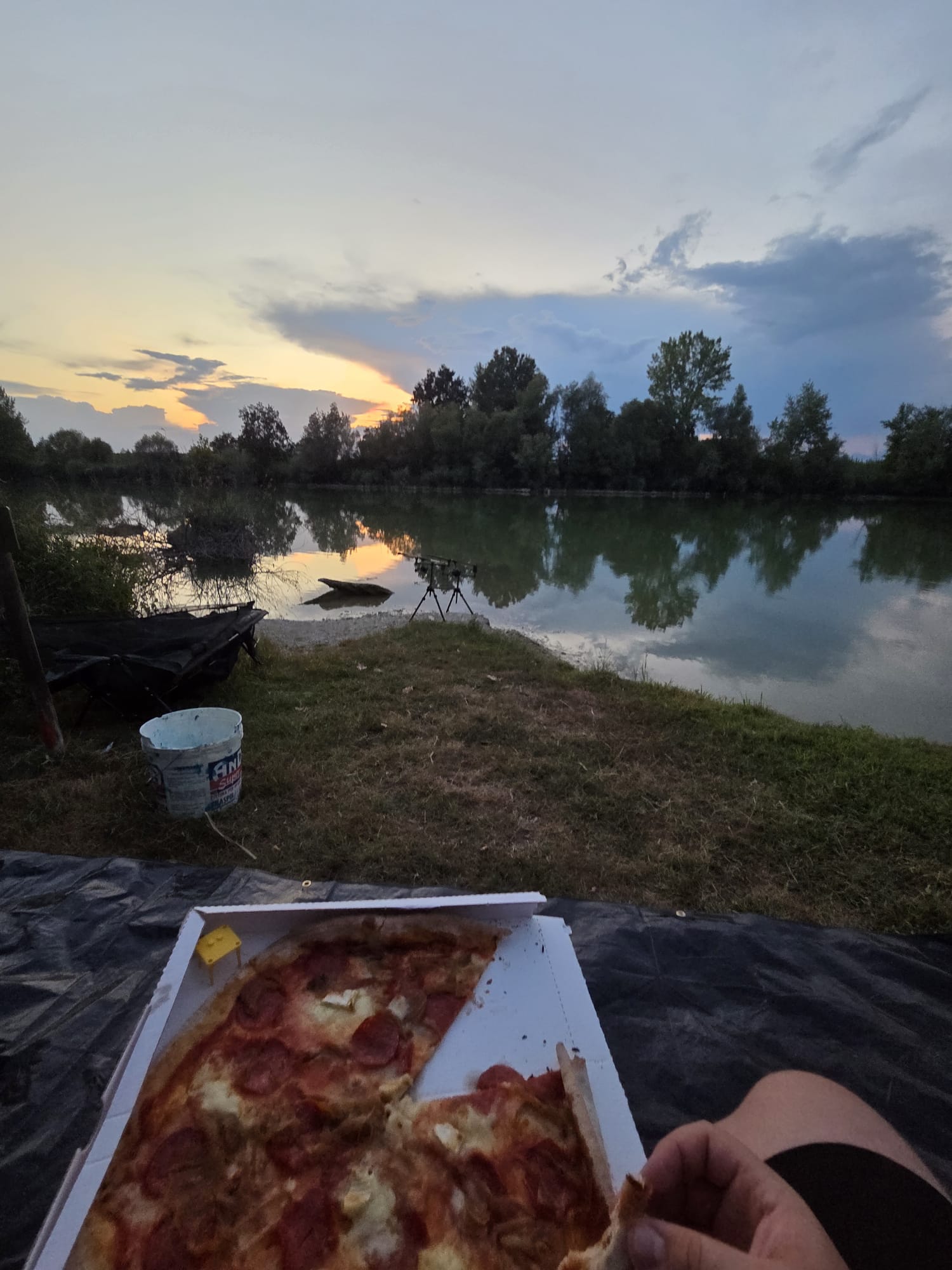 Pizza a bordo lago mentre il cielo si spegne
