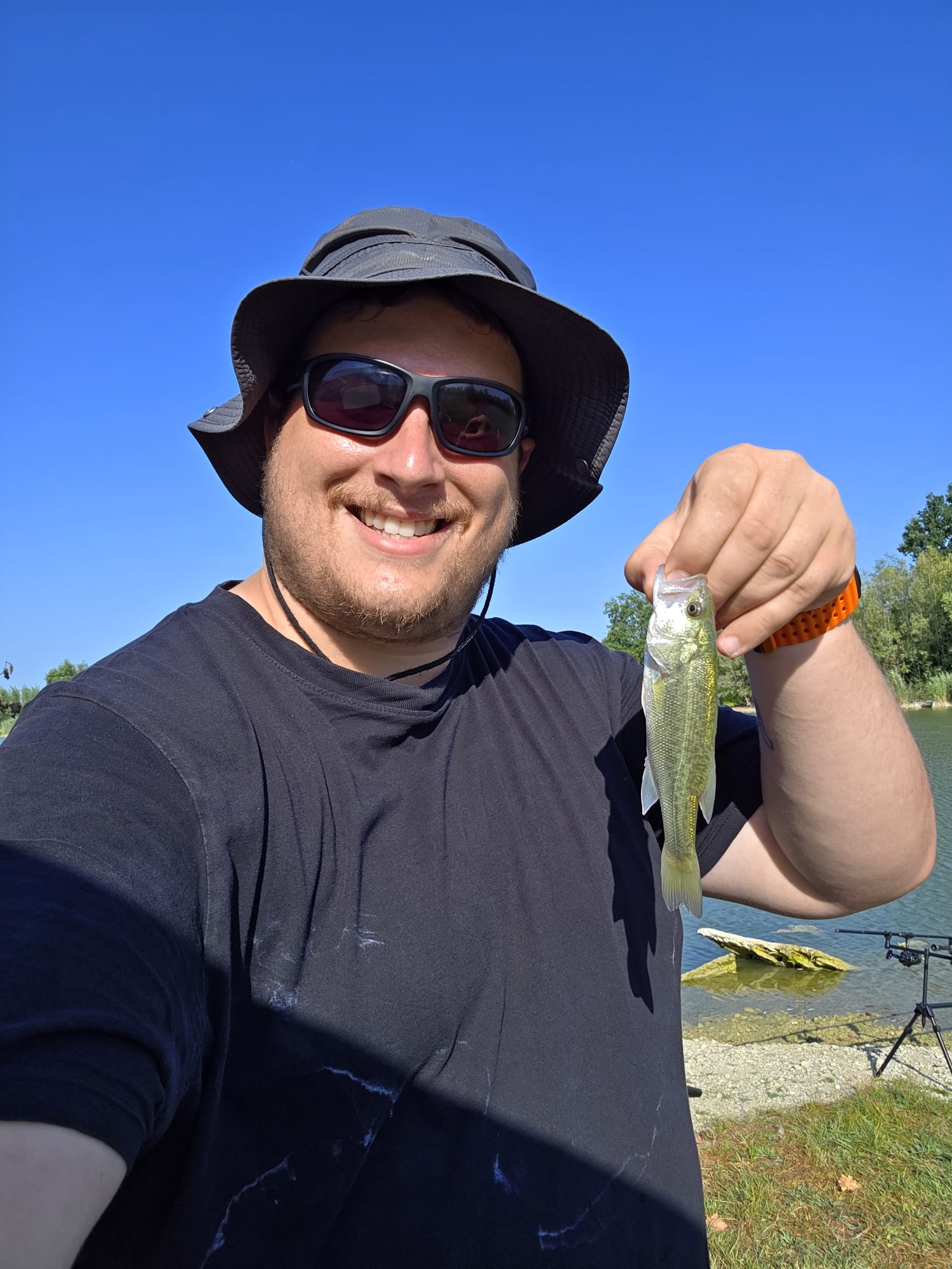 Il selfie di rito, col bass appeso a un dito
