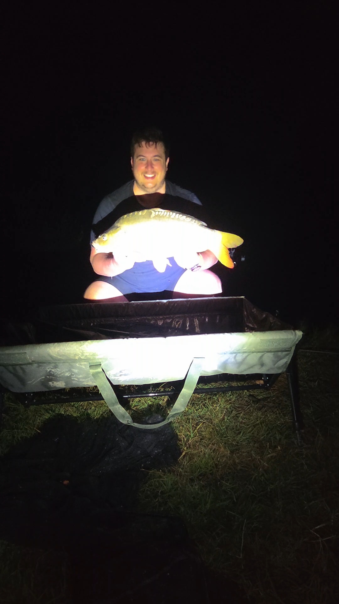 5,030 kg, la prima presa di notte, arrivata alle quattro con tutte e due le canne fuori. Il flash troppo vicino ha bruciato la foto.