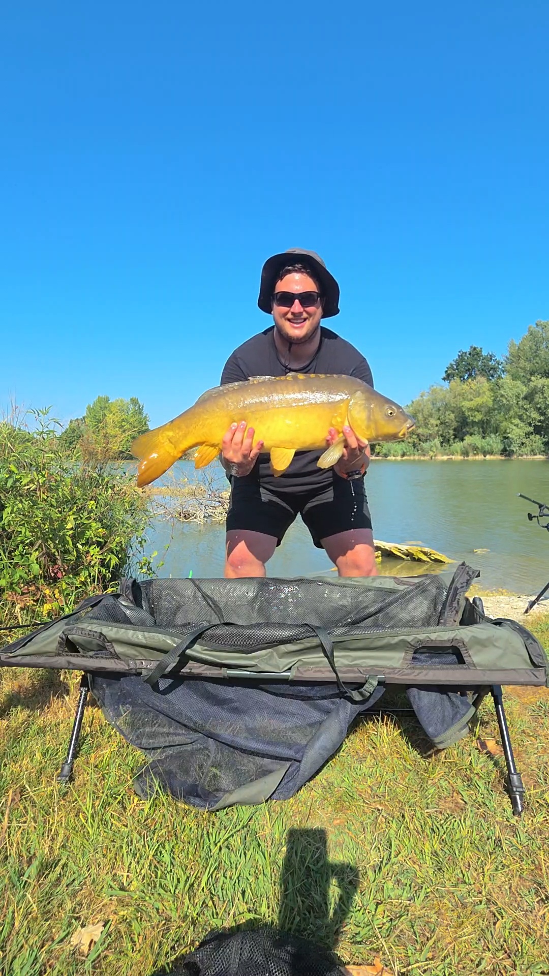 La più grossa della sessione e la seconda della mia vita, dopo la 11,255 kg. Gialla piena, con la fila di scaglie ordinata lungo tutta la cresta del dorso. È lei la carpa della copertina.