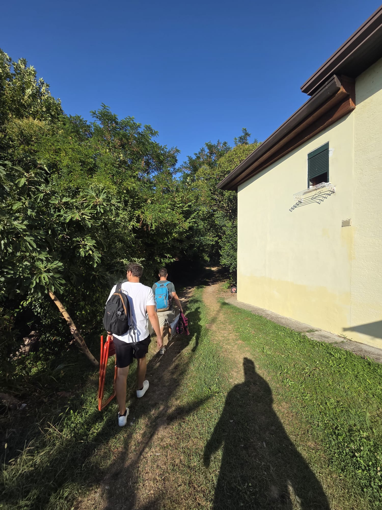 Il passaggio dietro la casa per scendere alle spiaggette di Francenigo