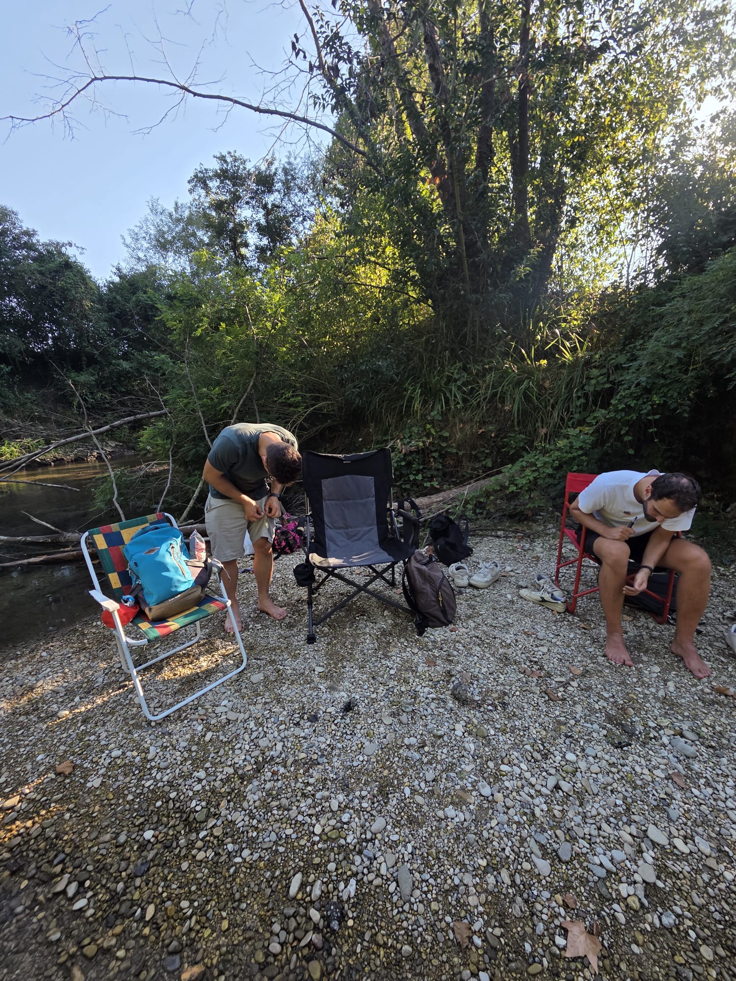 Sedie, borse e scarpe tolte, il campo delle spiaggette
