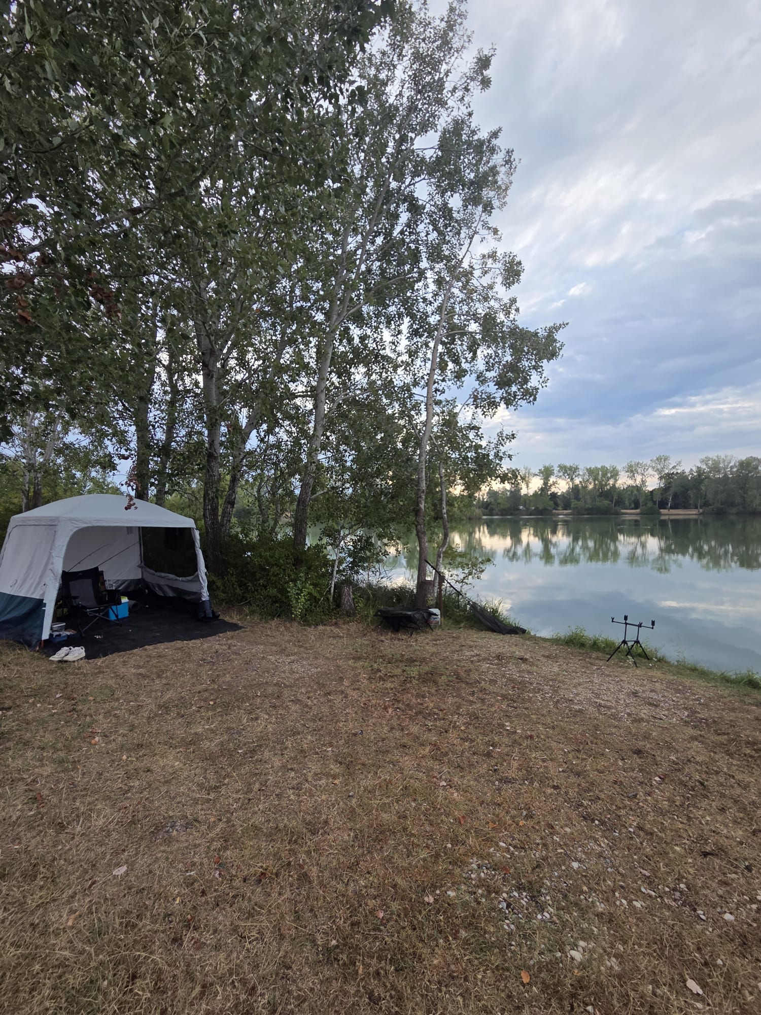 Il campo dal prato, con il lago a specchio e il rod pod ancora vuoto
