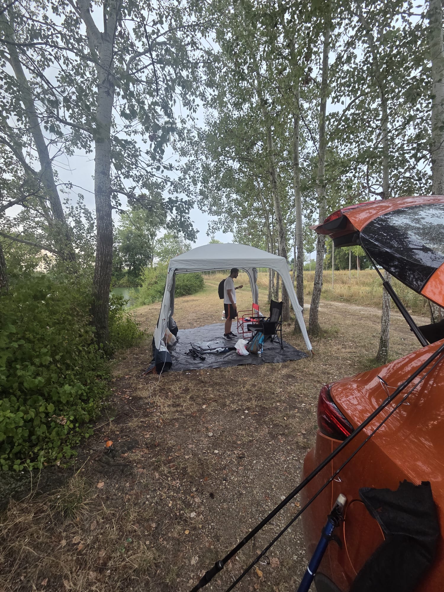 Cazzi sotto il gazebo, zaino ancora in spalla
