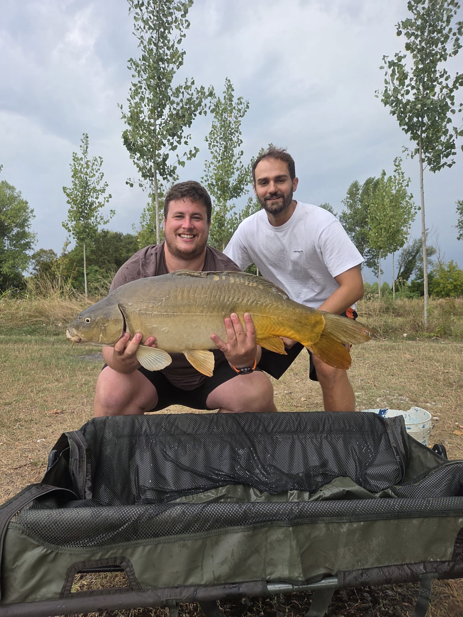 Terminale e lancio miei, ma dopo trenta secondi gliel'ho passata perché sentisse quanto tira un pesce così. L'ha portata a riva tutta lui: 9,98 kg. Toccarla non ha voluto.