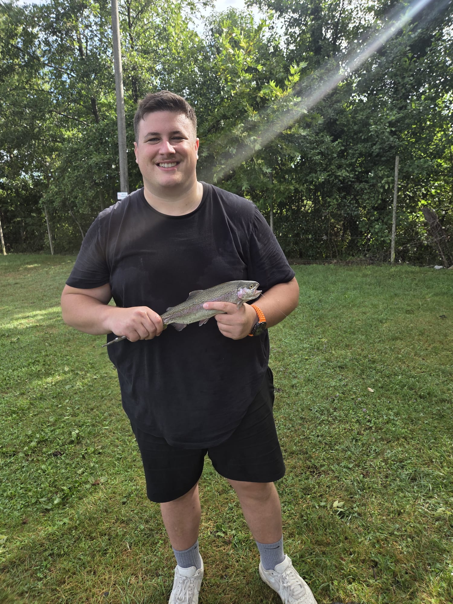 0,455 kg, la prima della giornata e l'unica col galleggiante, arrivata due minuti e mezzo dopo il primo lancio. È anche la foto in cui la banda rosa sul fianco si legge meglio.