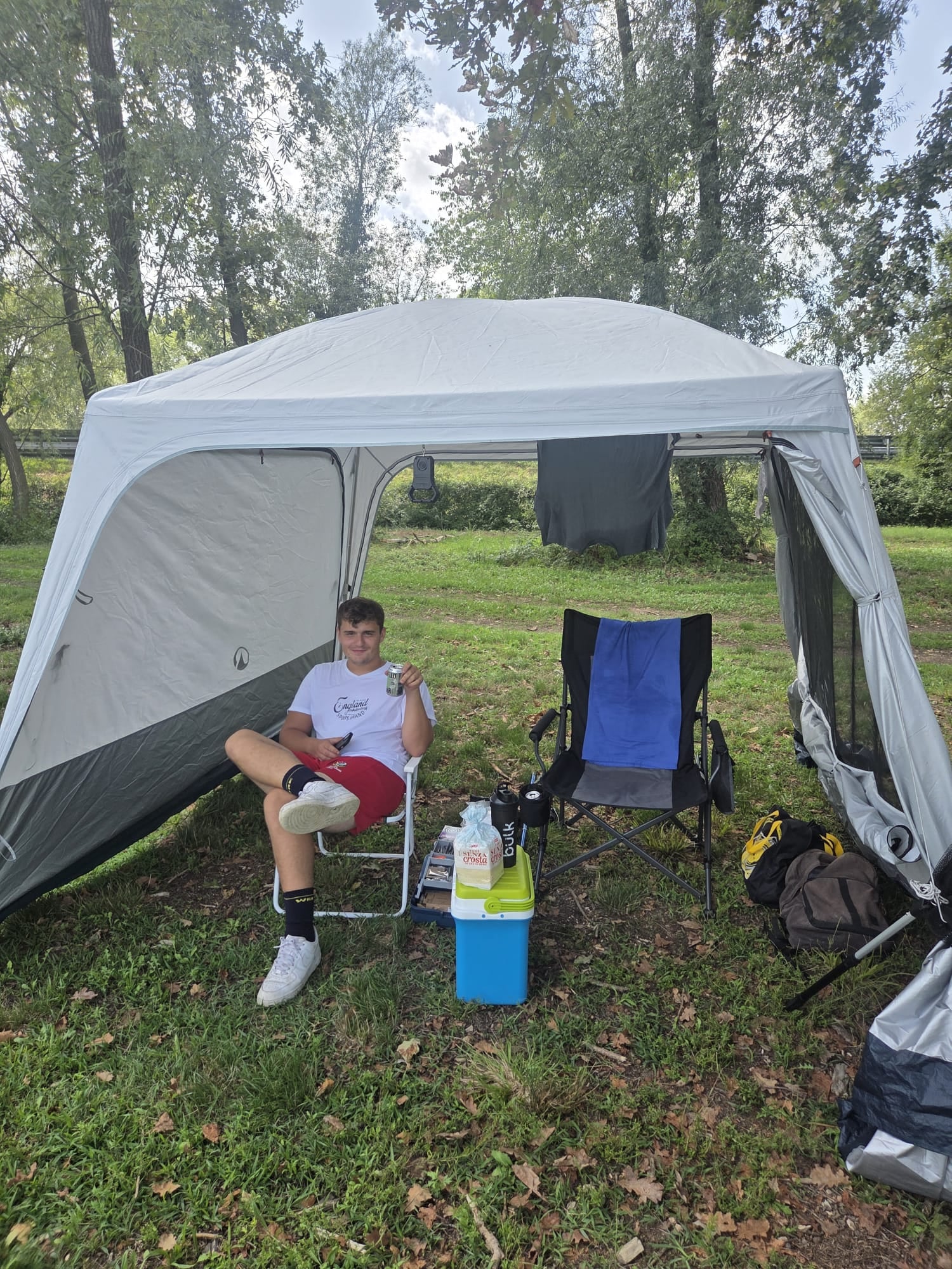 Matt all'ombra del gazebo, che per via del vento abbiamo dovuto picchettare