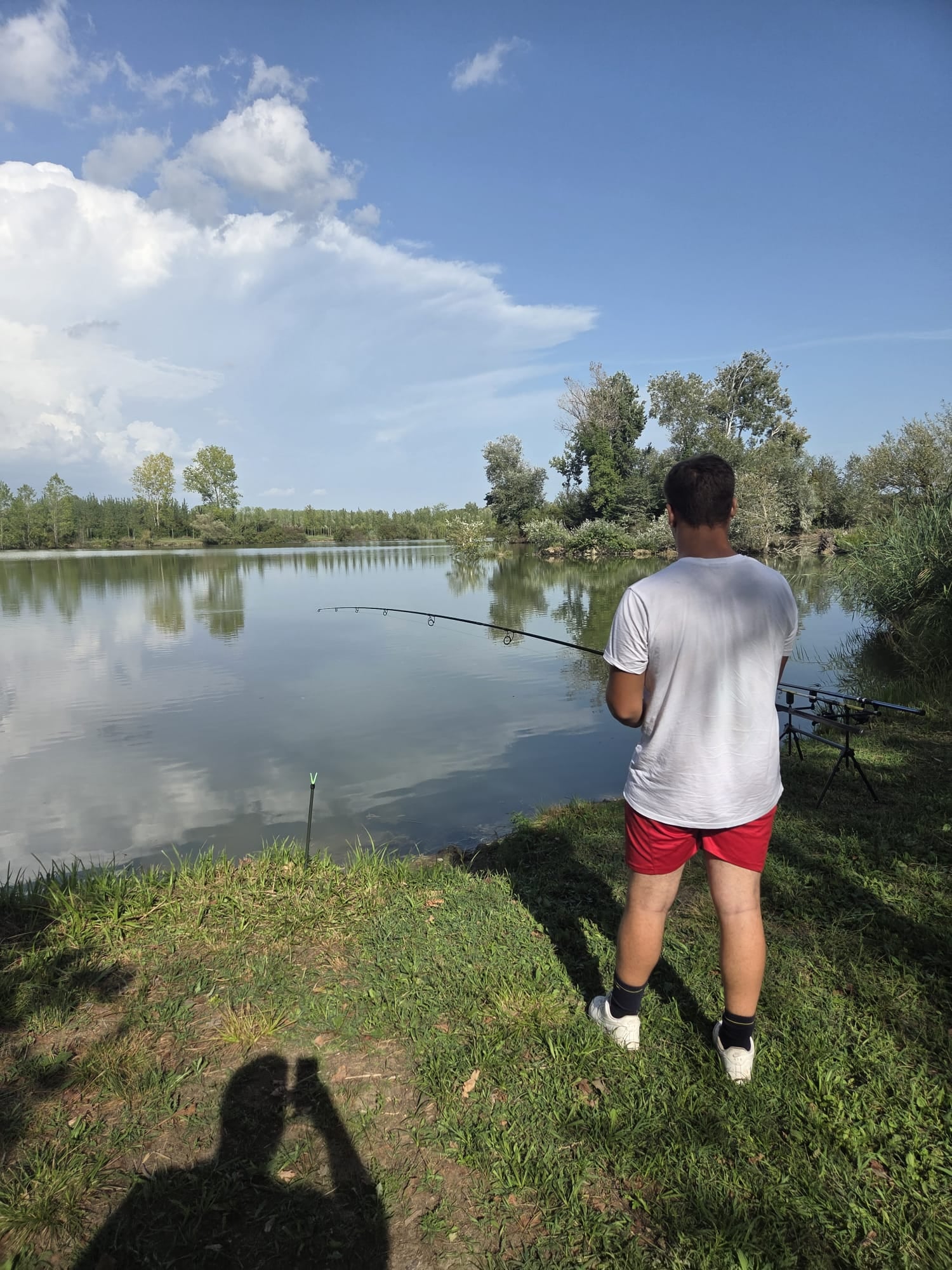 Matt in azione di lancio: per lui era la prima volta a carpfishing