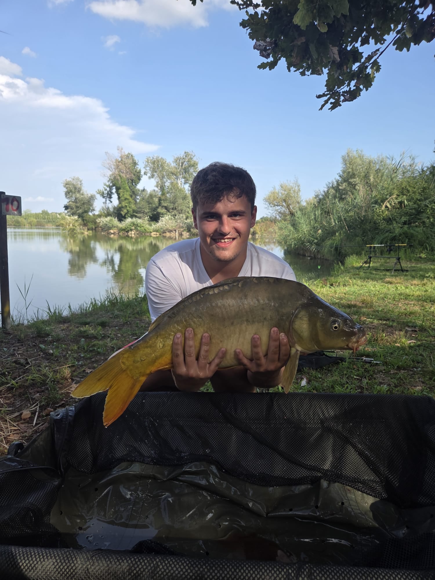 5,650 kg, la prima carpa di Matt e il primo pesce della giornata, arrivato dopo che avevamo spostato i lanci al largo.