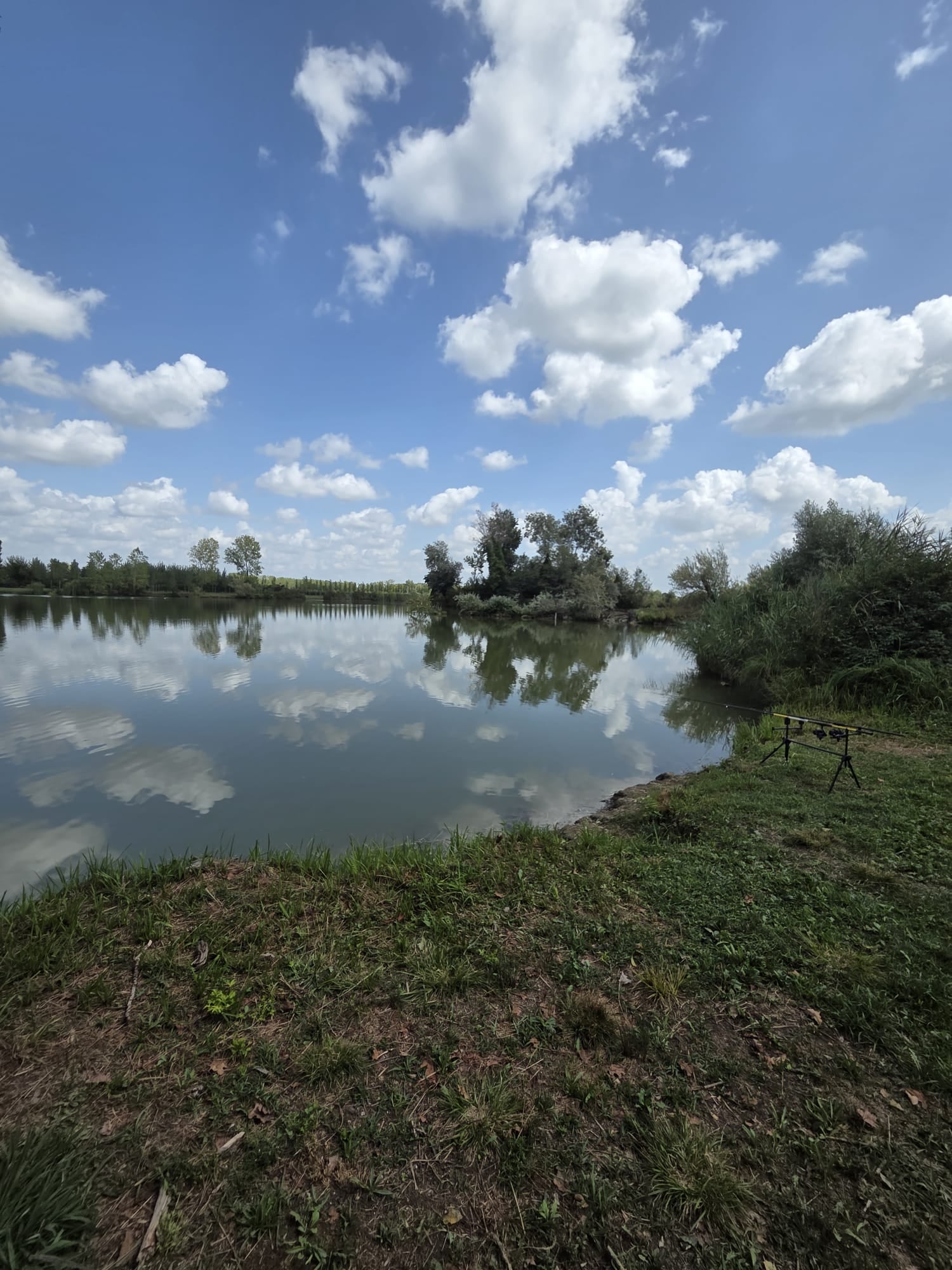 Il Lago F visto dalla postazione 10, col rod pod già piazzato