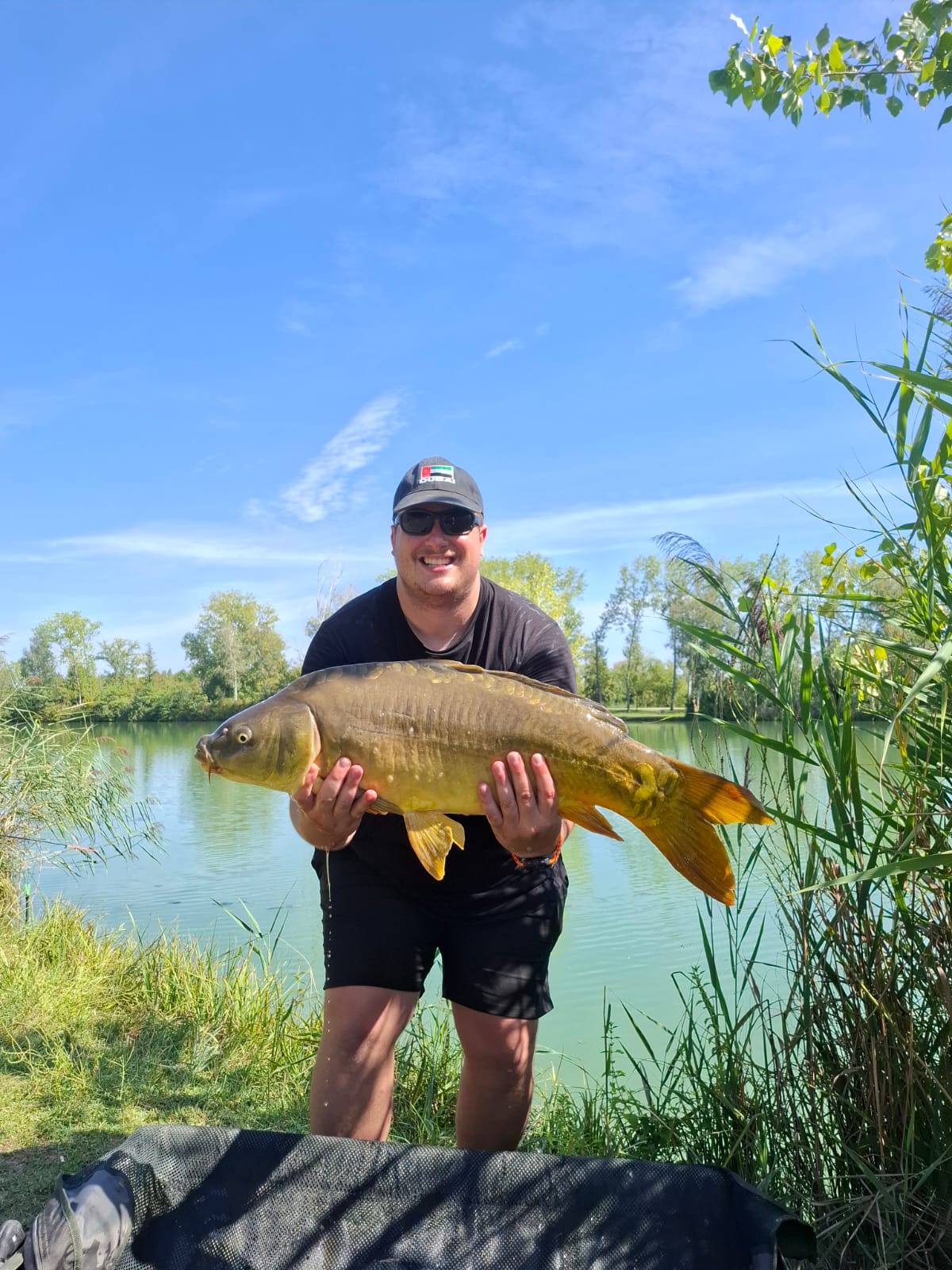 8,375 kg, e la storia più assurda della giornata: l'ho tirata su con due ami in bocca, uno sulla canna nera e uno su quella del mais, e con due canne in mano.