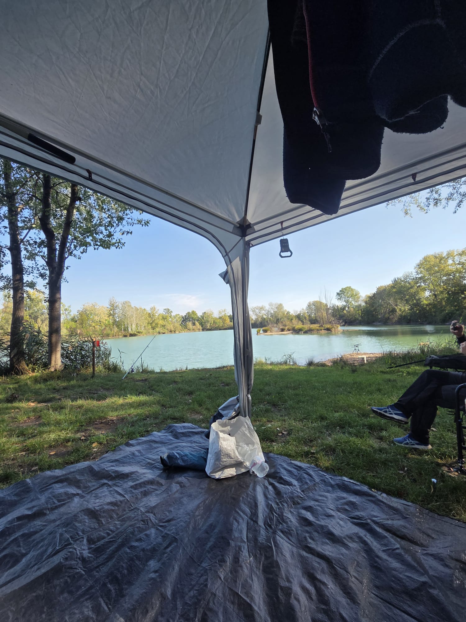 La vista da sotto il gazebo, con la felpa appesa al telo e l'attesa che comincia