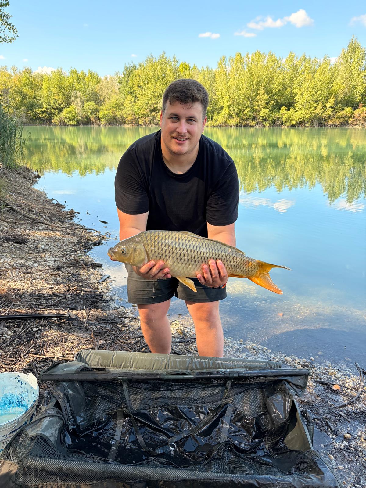 4,370 kg, col lago liscio dietro.