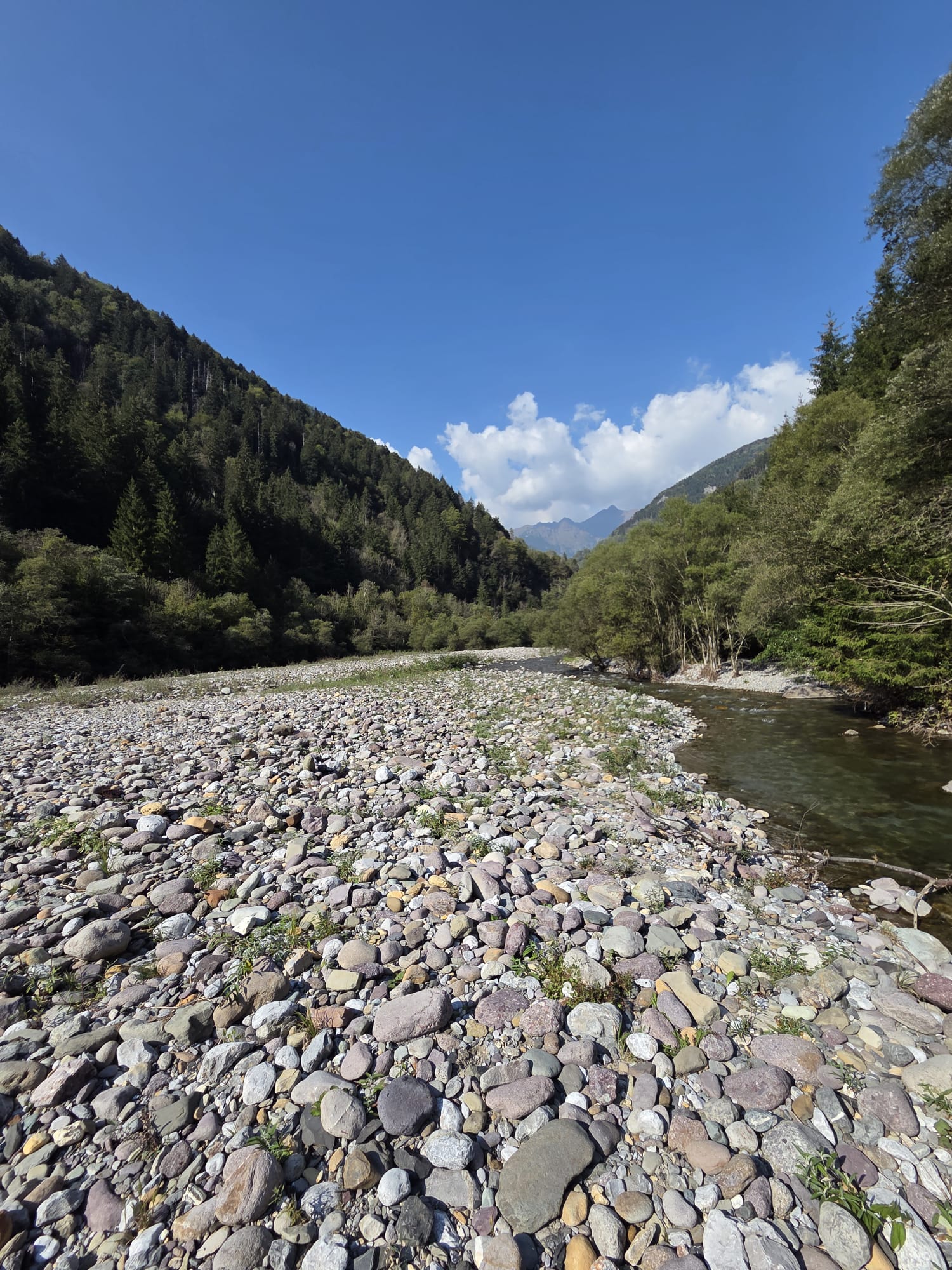 Mezzo letto del torrente all'asciutto, si camminava sulla ghiaia