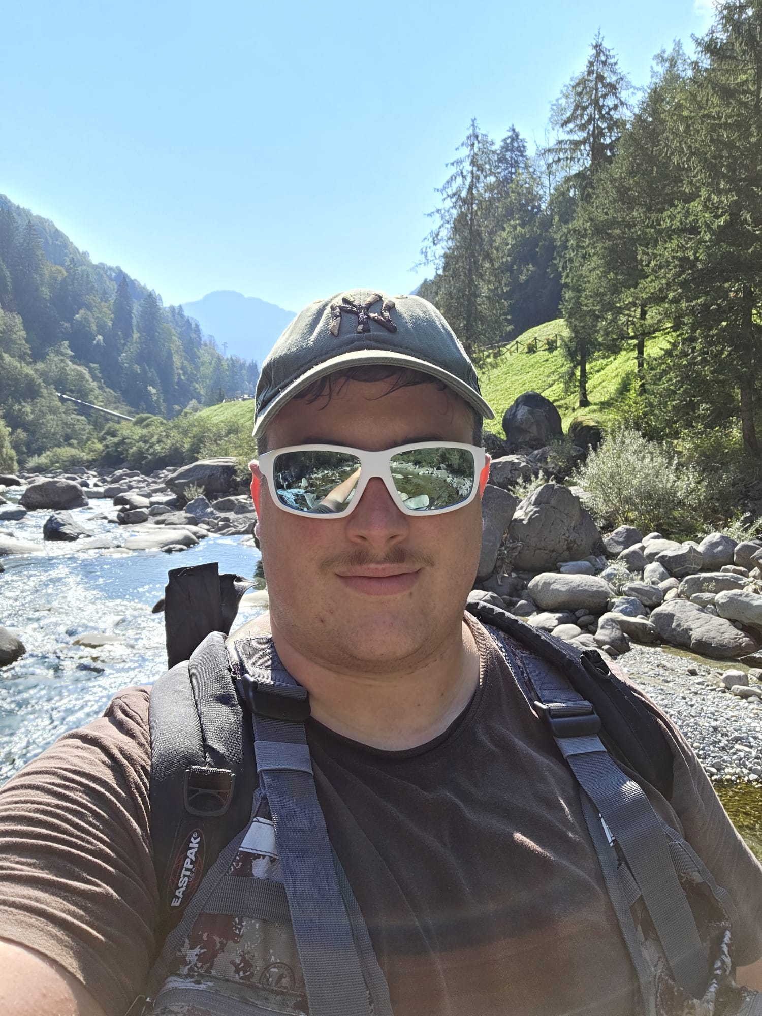 Il selfie di rito in mezzo ai sassi