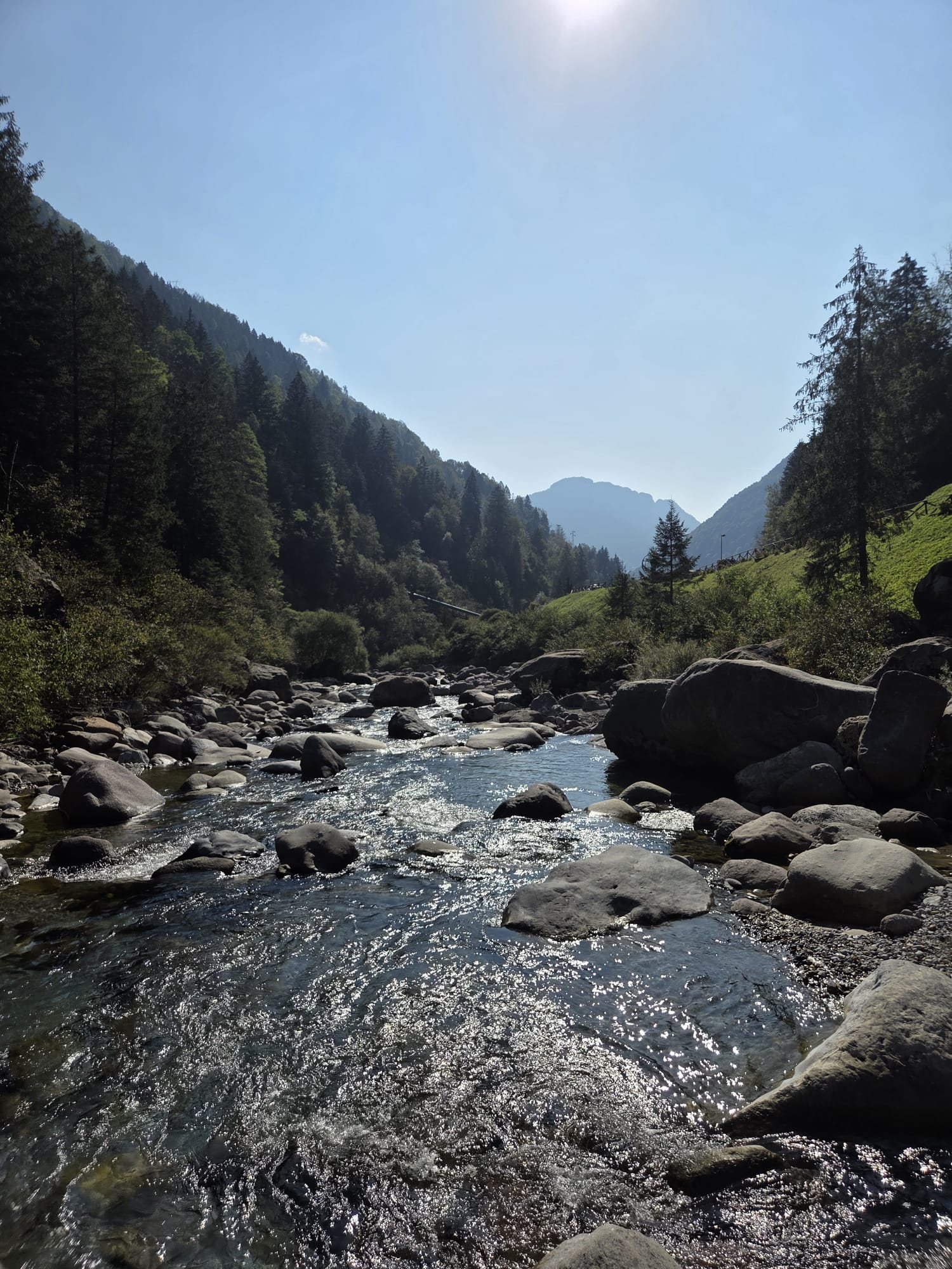Valle stretta e sole alto: all'ombra in felpa, al sole in maniche corte